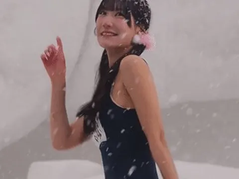 Nữ ca sĩ 29 tuổi gây sốc khi mặc đồ bơi biểu diễn dưới tuyết