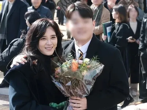 'Công chúa Samsung' gây chú ý ở lễ tốt nghiệp của con trai