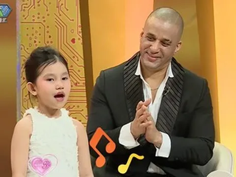 Từng phản đối dữ dội, bé gái khóc khi bạn trai của mẹ xách vali về Cuba