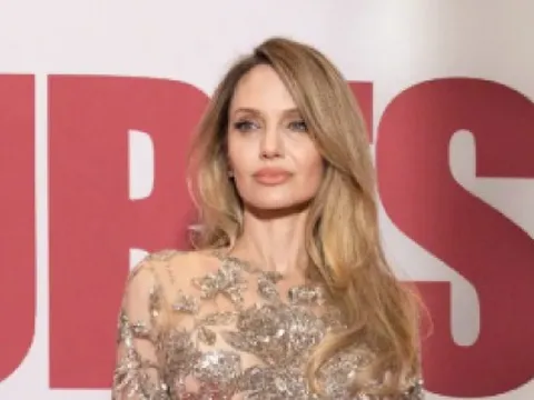 Angelina Jolie ghi điểm với váy ánh kim tại sự kiện ở Paris