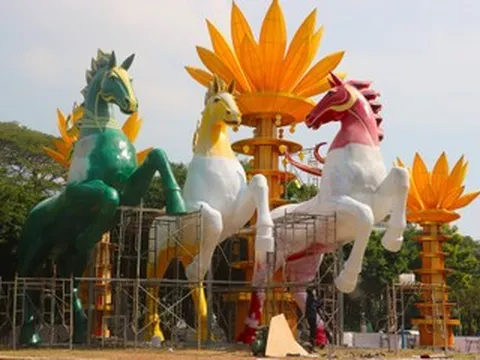 Lộ diện cụm linh vật ngựa khổng lồ 'phi nước đại' ở Vũng Tàu