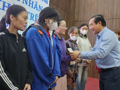 Chủ tịch UBND TPHCM tặng quà cho công nhân có hoàn cảnh khó khăn ở phường Dĩ An