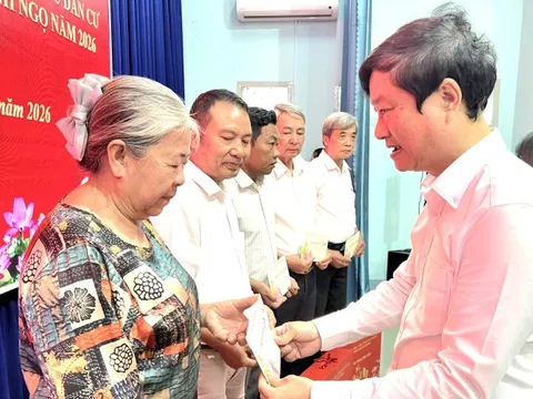 Phó Bí thư Thành ủy TPHCM tặng quà Tết cho Bí thư chi bộ có hoàn cảnh khó khăn khu vực Bình Dương