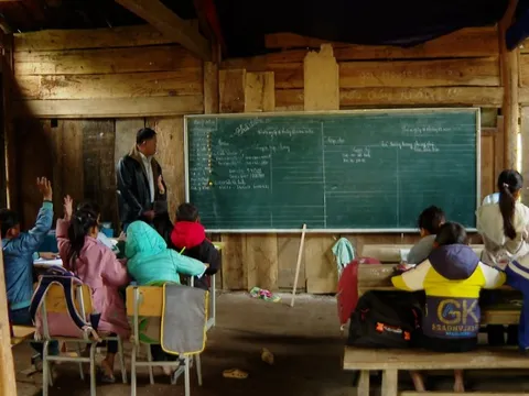 Gieo chữ lớp học ghép vùng cao những ngày cận Tết