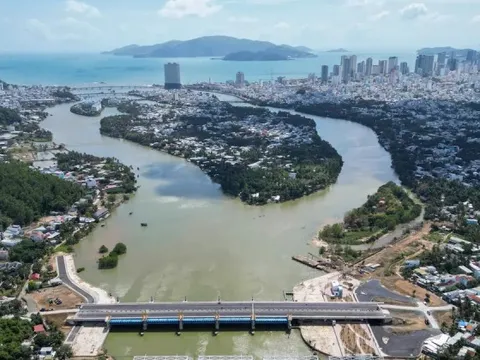 Cho xe lưu thông trên cầu đập ngăn mặn sông Cái Nha Trang từ 13-2