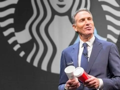 Từ khu nhà nghèo đến tỷ phú: Cựu CEO Starbucks đổi đời nhờ giáo dục