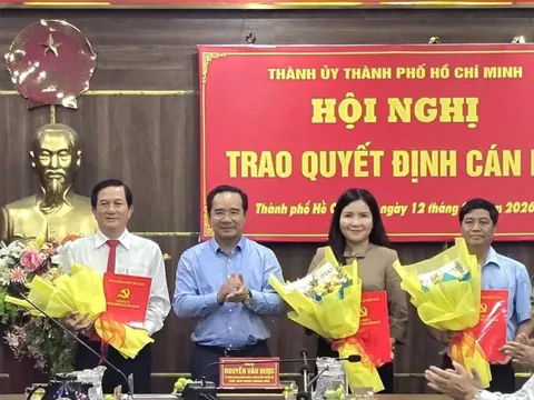 Trao quyết định về công tác cán bộ tại phường đông dân nhất TPHCM