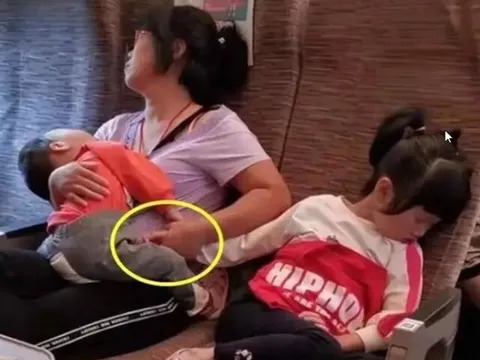 Bức ảnh 3 mẹ con trên chuyến tàu về quê ăn Tết khiến nhiều người cay mắt khi nhìn bàn tay người mẹ