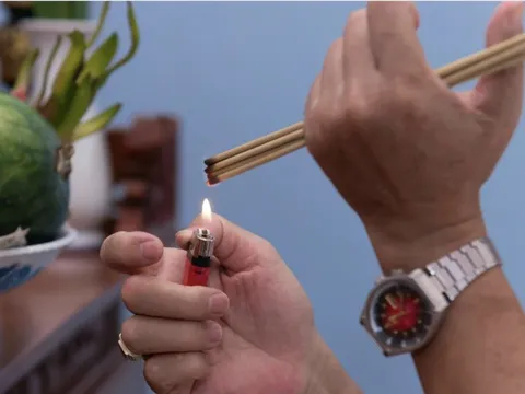 Đốt vàng mã, thắp nhang ngày Tết tránh ảnh hưởng sức khoẻ
