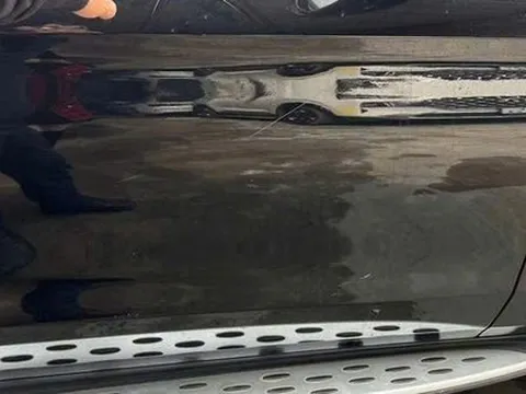 Thông tin mới vụ xe Mercedes bị cào xước, bẻ gương, đập kính khi đỗ trước trung tâm tiếng Anh