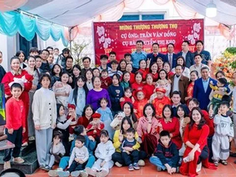 Đại gia đình 198 người ở Phú Thọ gây sốt vì bức ảnh xếp 6 hàng dịp Tết