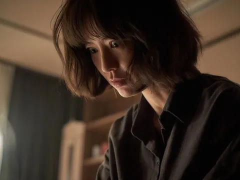 Mới về quê ở nhà ông bà 3 đêm, cháu gái luôn miệng nói có trộm vào nhà, phát hoảng với bóng người trong camera