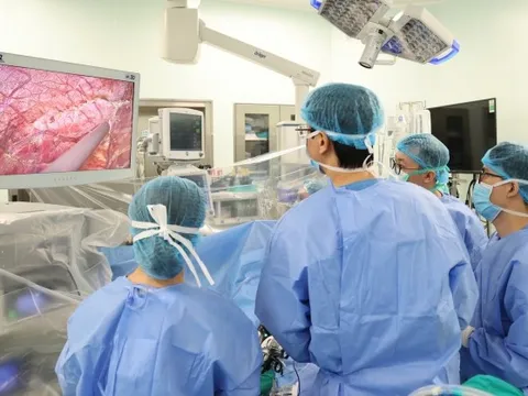 Đang về quê đón Tết, nhiều y, bác sĩ quay lại viện vì ca ghép gan