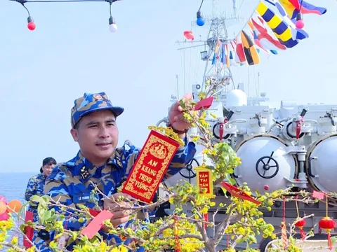 Sắc xuân trên boong tàu giữa Ấn Độ Dương