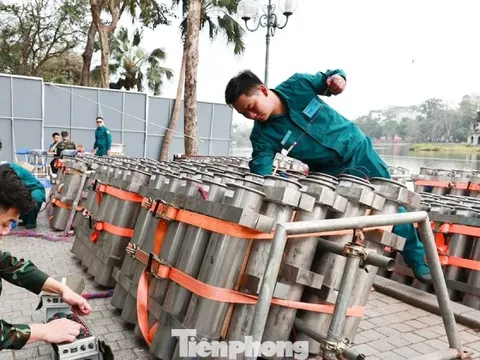 Trận địa pháo hoa bên Hồ Gươm sẵn sàng khai hỏa đón Giao thừa
