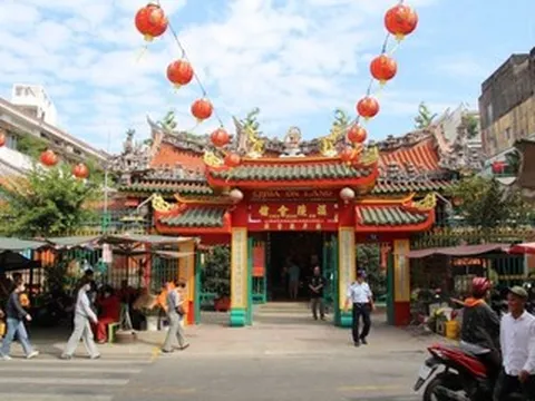 Người dân đến chùa cổ gần 300 tuổi ở TPHCM ‘đánh kẻ tiểu nhân’, cầu may mắn