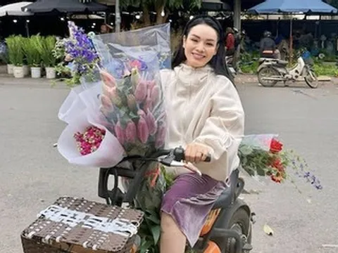 Kim Lý tình tứ hôn vợ Hồ Ngọc Hà, Phó giáo sư Tân Nhàn đi chợ quê sắm Tết