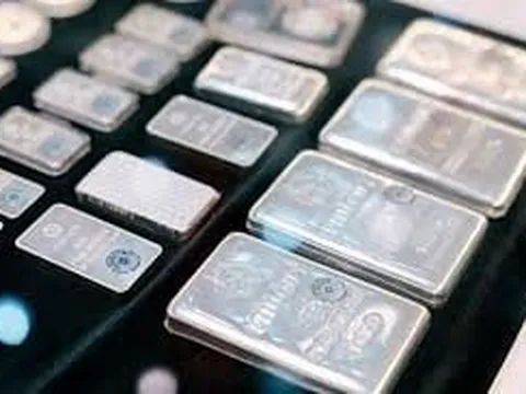Giá bạc giảm trong đêm giao thừa