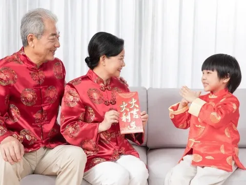 Khách bắt con phải "Chào" mới được nhận lì xì, phản ứng đầy thông minh của người mẹ được cả nhà khen ngợi