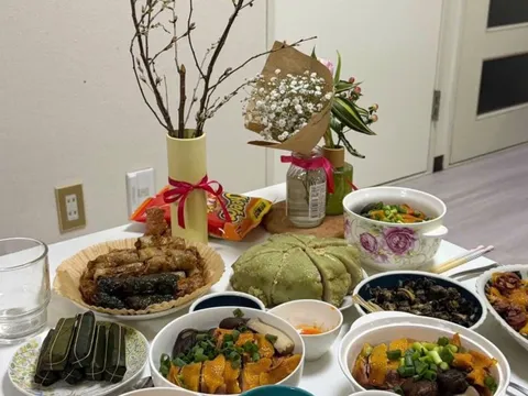 Du học sinh làm 62 chiếc nem đón Tết ở Pháp