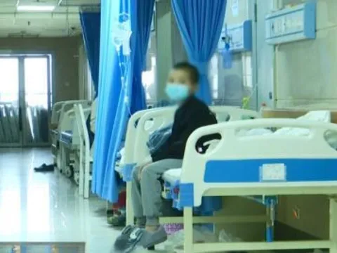 Bé trai bị mẹ ruột “bỏ rơi” tại bệnh viện 1 tháng trời, lúc đến đón con ung dung nói 1 câu khiến nhiều người ngán ngẩm