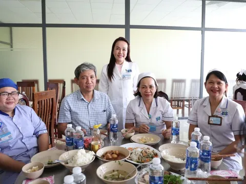 Bệnh nhân rơi nước mắt khi nhận món quà Tết bất ngờ