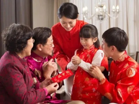 Đứa trẻ bị tịch thu tiền lì xì và đứa trẻ được tự giữ, 20 năm sau, cuộc sống của chúng khác biệt quá rõ rệt