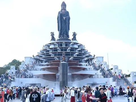 Biển người trẩy hội Núi Bà Đen sáng mùng 5 Tết: Thành tâm dâng lễ, gửi ước vọng đầu xuân