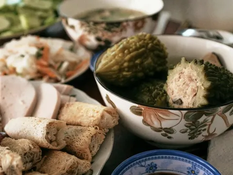 Bác sĩ lưu ý về ăn uống, rượu bia, thức khuya ngày Tết