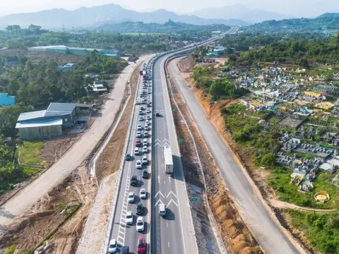 Mùng 5 Tết, ô tô xếp hàng dài qua lối ra cao tốc Hòa Liên – Túy Loan