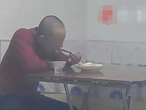 Xem camera thấy cha ngồi ăn một mình đêm giao thừa, con gái vượt 800km về nhà