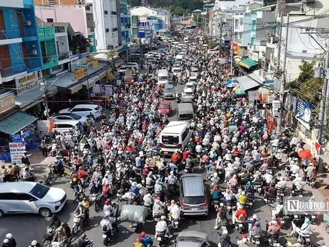 Biển người đổ về Miếu Bà Chúa Xứ Núi Sam đầu năm Bính Ngọ