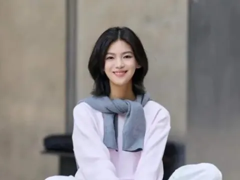 Áo len kết hợp quần ống rộng dễ mặc, tôn dáng