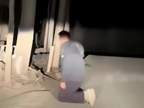 Người đàn ông quỳ lạy trước cửa nhà ân nhân dịp năm mới