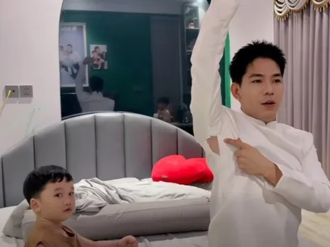 Cặp bố bỉm đẹp trai nhất miền Tây vất vả sang Thái thụ tinh, giờ các bé hiếu thảo, lấy tiền lì xì mua áo mới cho ba