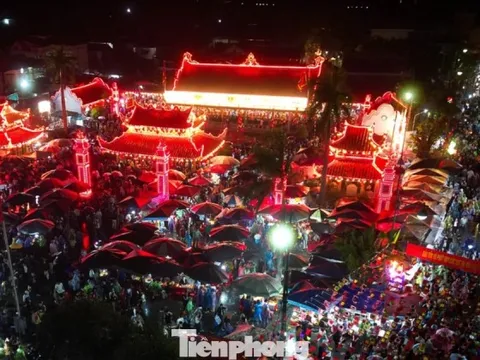 Hàng vạn người 'mua may, bán rủi' xuyên đêm tại phiên chợ lớn nhất Bắc Bộ