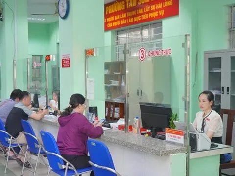 Phấn khởi "xông đất" công sở