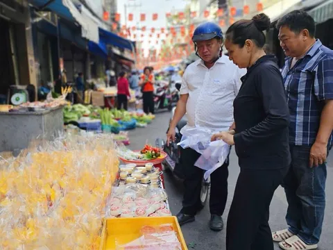Thị trường hoa tươi, đồ cúng sôi động trước ngày vía Thần Tài
