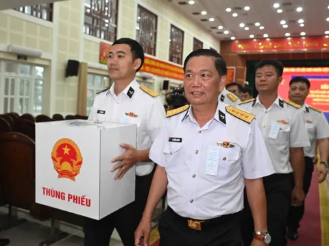 TPHCM: Tiễn các tàu lên đường thực hiện bầu cử sớm trên biển