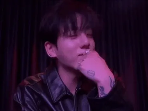 Nam ca sĩ 29 tuổi gây tranh cãi vì livestream uống rượu, văng tục trên sóng