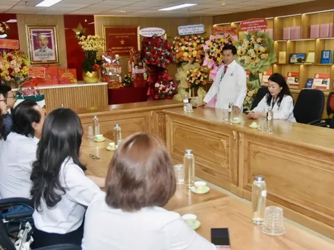 Báo Người Lao Động thăm, chúc mừng đội ngũ y, bác sĩ nhân Ngày Thầy thuốc Việt Nam