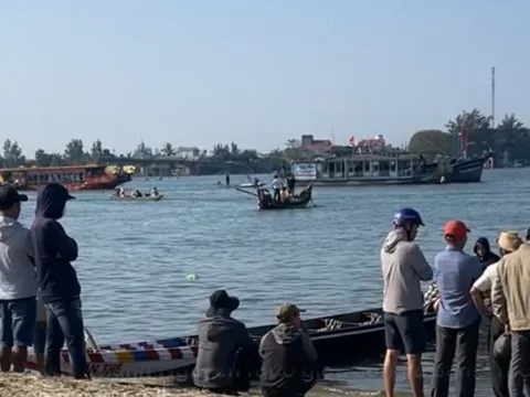 Hai mẹ con tử vong do chìm thuyền, ban tổ chức ra thông báo dừng giải đua ghe