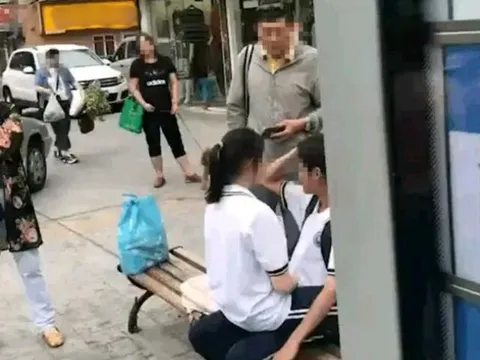 Một nam một nữ học sinh có hành động phản cảm ngay trạm xe buýt, người đi đường nói một câu cả hai liền xanh mặt