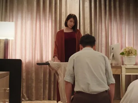 Vợ cũ đến thăm con, thấy em mặc ngược chiếc áo để lộ bí mật cơ thể, tôi quỳ xin tái hôn