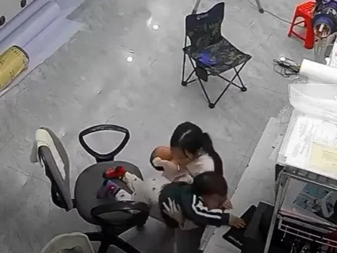 Camera ghi cảnh chị gái một tay bế em sơ sinh, một tay cứu em trai 3 tuổi thoát nạn khiến phụ huynh Việt tranh luận