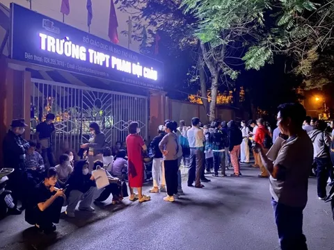Phụ huynh xếp hàng từ nửa đêm giữ chỗ: Sở GD&ĐT yêu cầu hoàn tiền