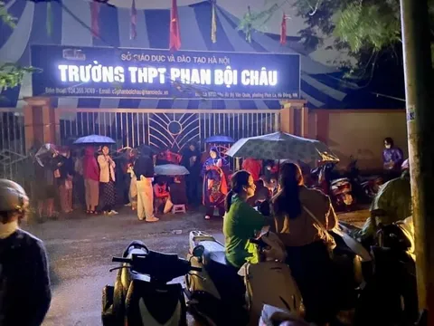 Phụ huynh xếp hàng từ nửa đêm giữ chỗ, hiệu trưởng lên tiếng