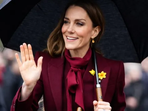 Công nương Kate Middleton khẳng định đẳng cấp thời trang với sắc đỏ rượu vang
