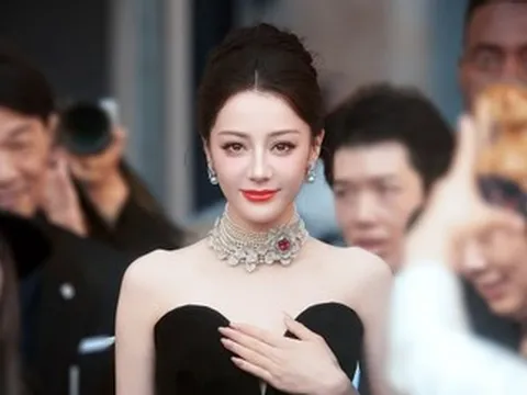 Diễn viên Địch Lệ Nhiệt Ba bị mắc kẹt 72 giờ ở Dubai