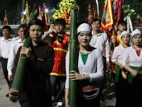 Nghi lễ đặc biệt ở Ba Vì: Thiện nam - thiện nữ lấy nước thiêng lúc nửa đêm